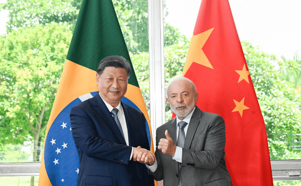 习近平同卢拉会谈